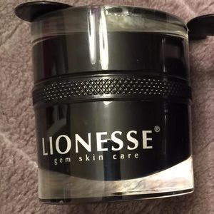 🎉WEEKEND SALE🎉 
Lionesse Black Onyx Mask New